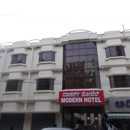 Modern Hotel Bangalore Exteriör bild