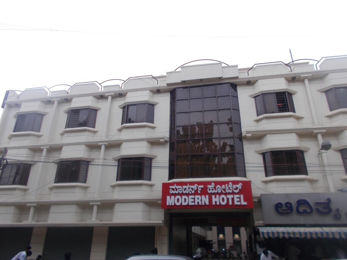 Modern Hotel Bangalore Exteriör bild