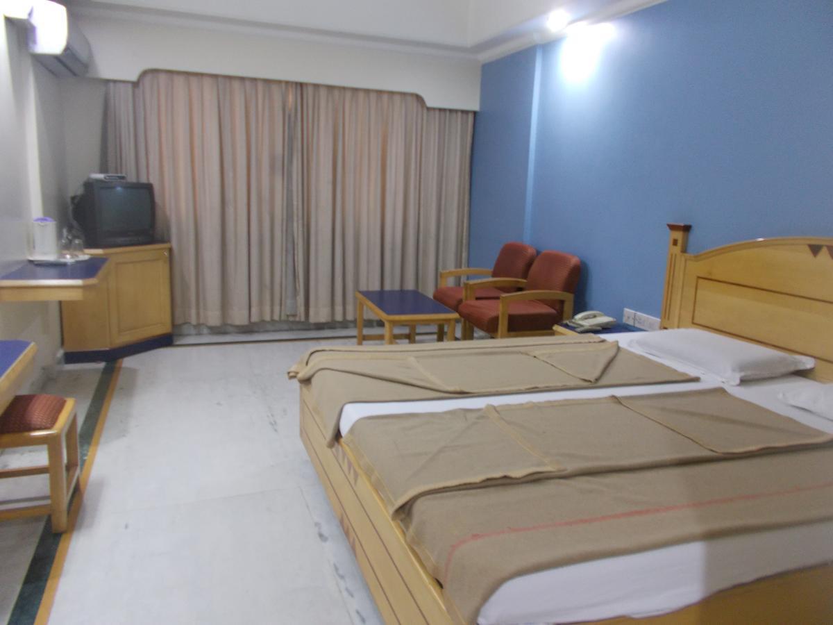 Modern Hotel Bangalore Exteriör bild