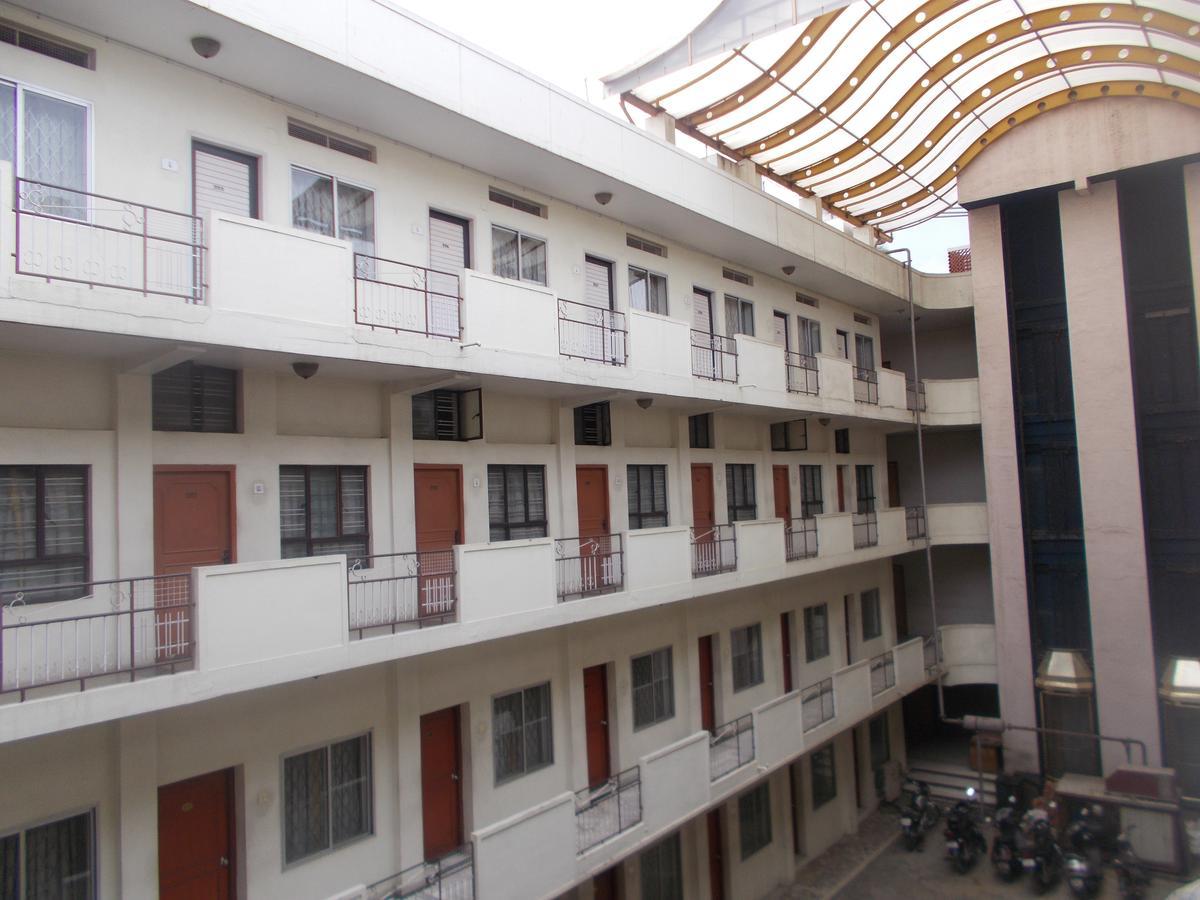 Modern Hotel Bangalore Exteriör bild