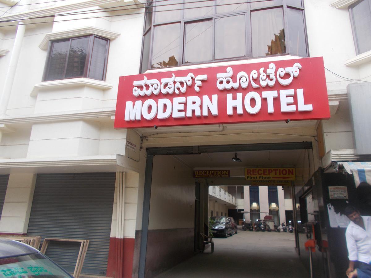 Modern Hotel Bangalore Exteriör bild
