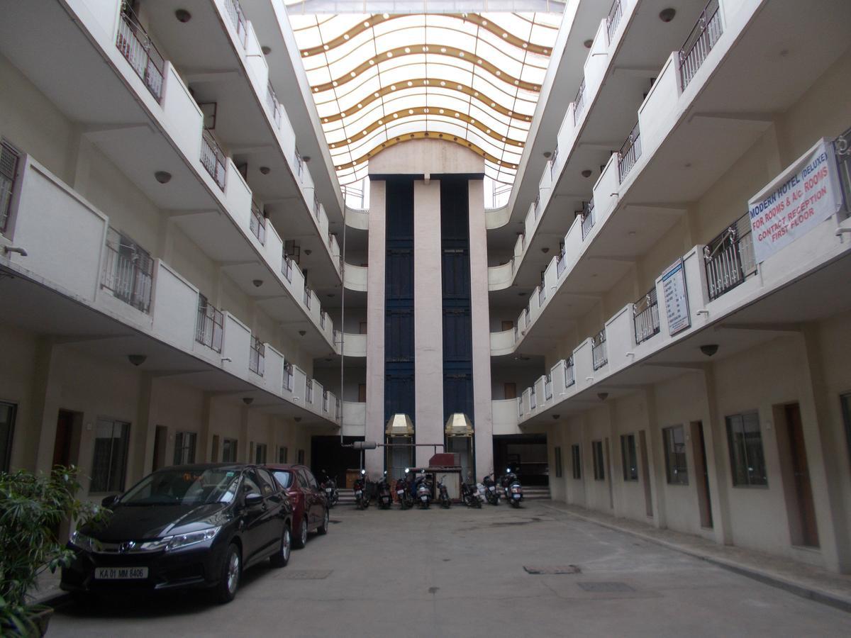 Modern Hotel Bangalore Exteriör bild