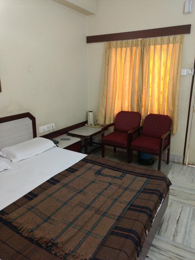 Modern Hotel Bangalore Exteriör bild